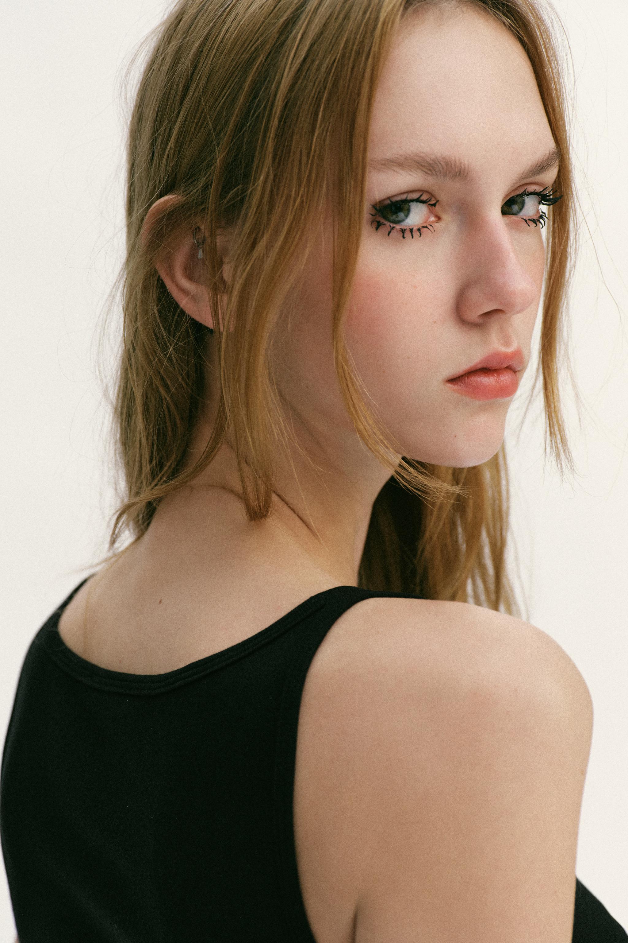 MINIMAL SLEEVELESS T-SHIRT